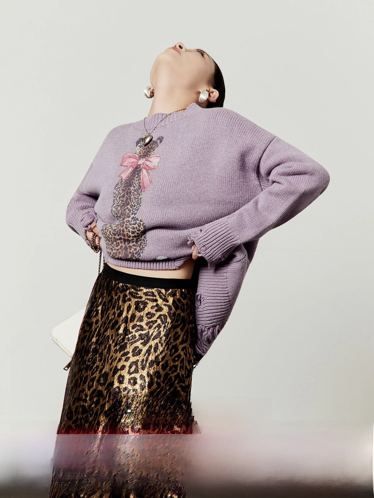 Свободный женский фиолетовый вязаный свитер с принтом для повседневной носки, зимняя новинка, удобный, с завязками на горловине
Свободный женский фиолетовый вязаный свитер с принтом для повседневной носки, зимняя новинка, удобный, с завязками на горловине