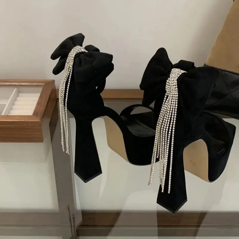 Леопардовые босоножки на высоком каблуке, женские модельные туфли на платформе с бантом сзади и кисточками со стразами, черные летние сандалии на массивном каблуке, пикантная обувь 
Леопардовые босоножки на высоком каблуке, женские модельные туфли на платформе с бантом сзади и кисточками со стразами, черные летние сандалии на массивном каблуке, пикантная обувь