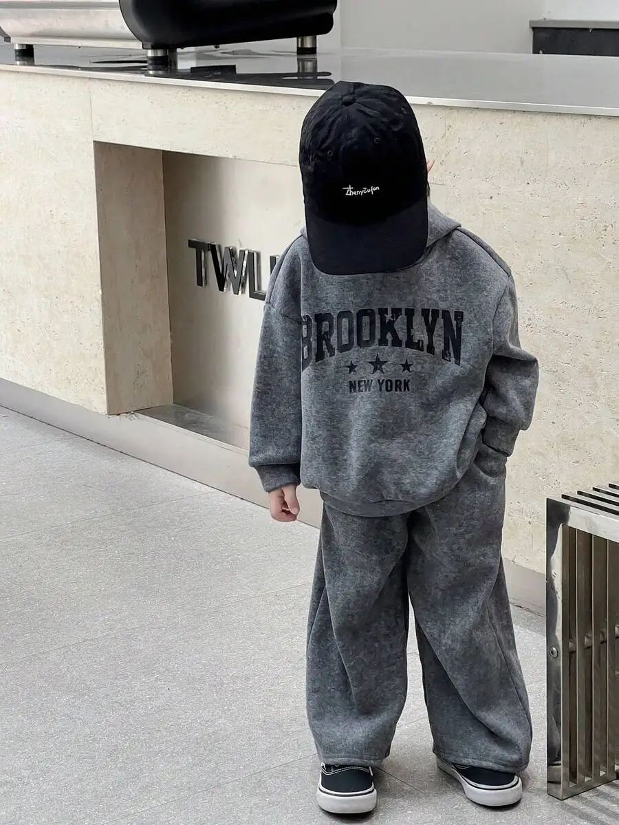 Комплект из 2 предметов: детская толстовка свободного кроя и брюки с широкими штанинами, с эффектом потертости, повседневный осенне-зимний наряд
Комплект из 2 предметов: детская толстовка свободного кроя и брюки с широкими штанинами, с эффектом потертости, повседневный осенне-зимний наряд