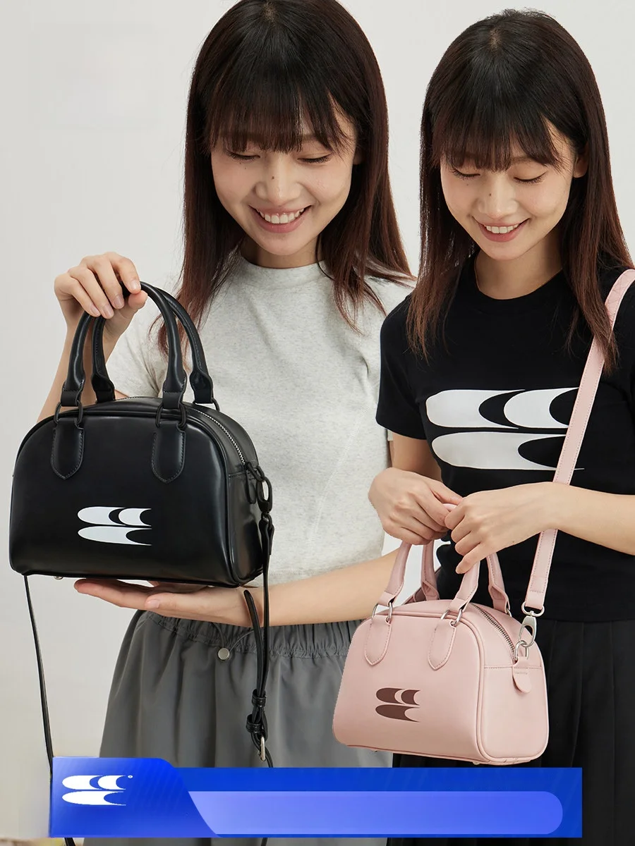 Classic Retro Medium Boston Bag Crossbody Shoulder Bag Leather Bag Crying Center Casual Simple Style Unisex Universal Zipper ...
Classic Retro Medium Boston Bag Crossbody Shoulder Bag Leather Bag Crying Center Casual Simple Style Unisex Universal Zipper ...