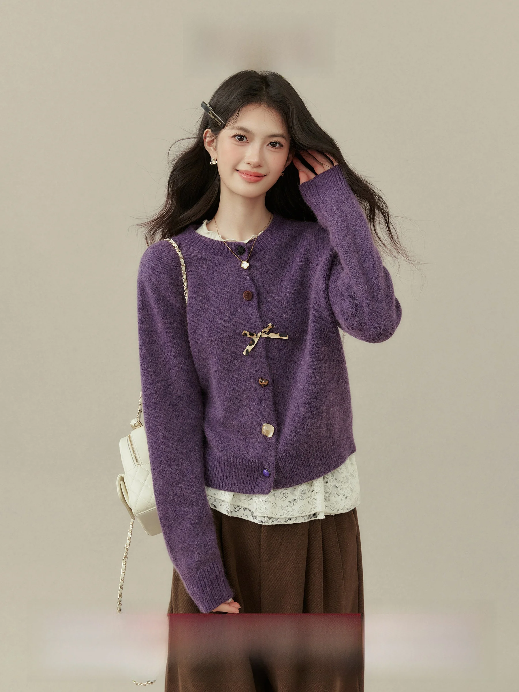 Фиолетовый вязаный кардиган женский осенне-зимний модный 2025 года, новый стильный свитер-жакет, повседневный, с длинными рукавами, на одной пуговице
Фиолетовый вязаный кардиган женский осенне-зимний модный 2025 года, новый стильный свитер-жакет, повседневный, с длинными рукавами, на одной пуговице