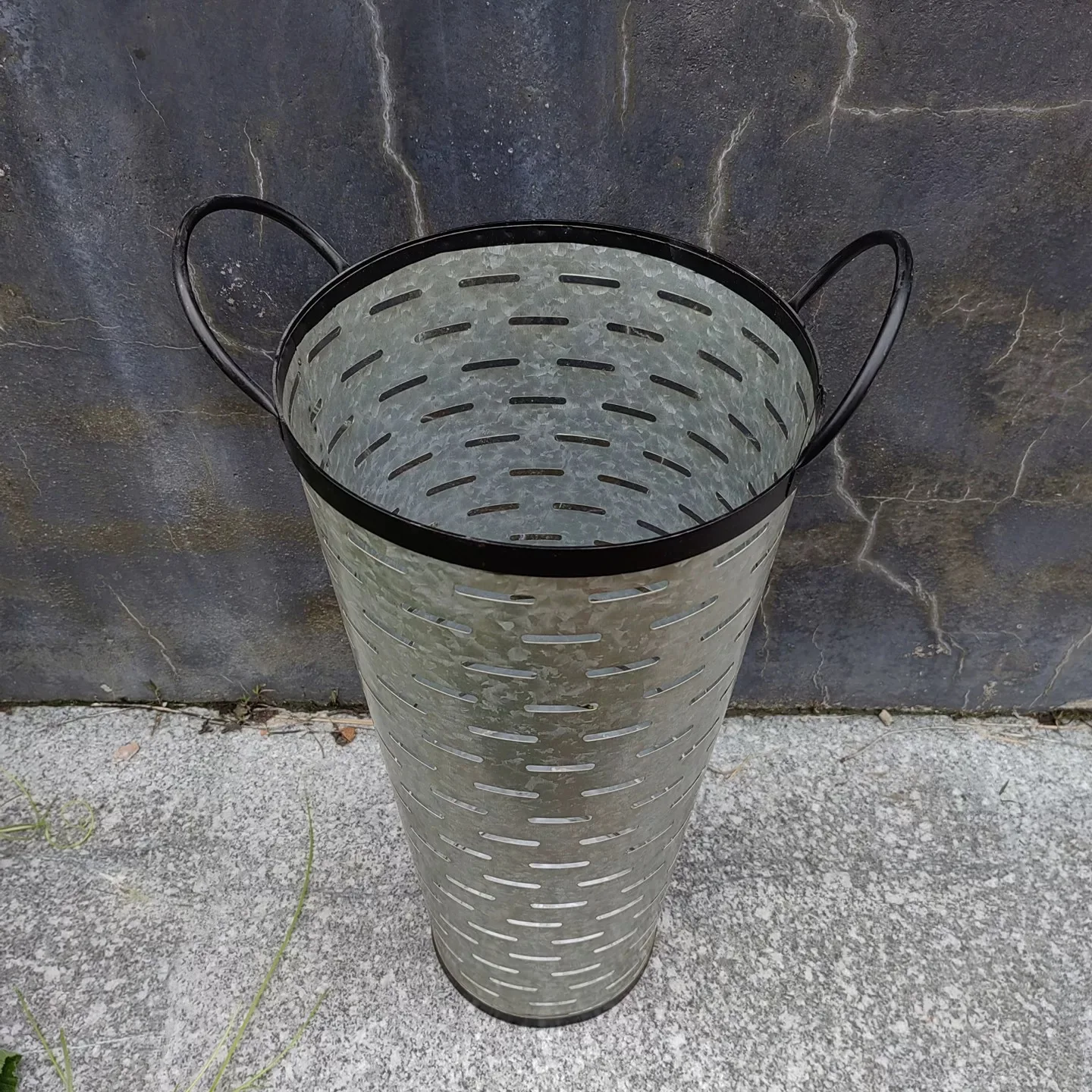 Vintage Galvanized Metal Umbrella Stand, Decorative Vase Holder with Handle, Industrial Style Perforated Design
Vintage Galvanized Metal Umbrella Stand, Decorative Vase Holder with Handle, Industrial Style Perforated Design