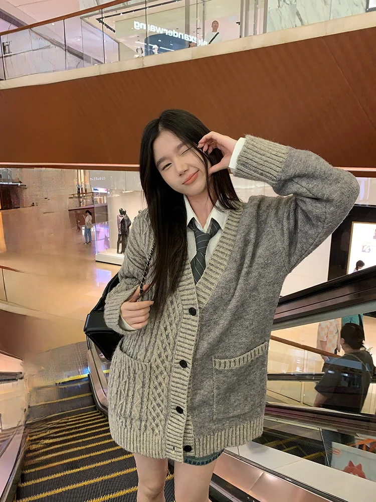 YOKLASS: Новый осенний женский кардиган свободного кроя с V-образным вырезом, вязаный, в стиле колледж, повседневный, модный
YOKLASS: Новый осенний женский кардиган свободного кроя с V-образным вырезом, вязаный, в стиле колледж, повседневный, модный