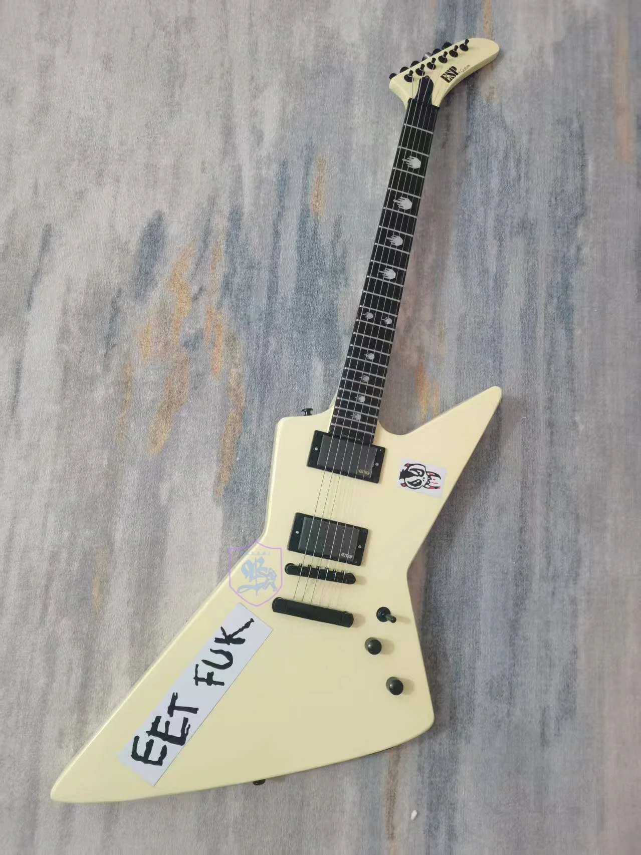 Электрогитара, 6 струн, кремового цвета, из древесины персикового цвета, черные детали.
Электрогитара, 6 струн, кремового цвета, из древесины персикового цвета, черные детали.