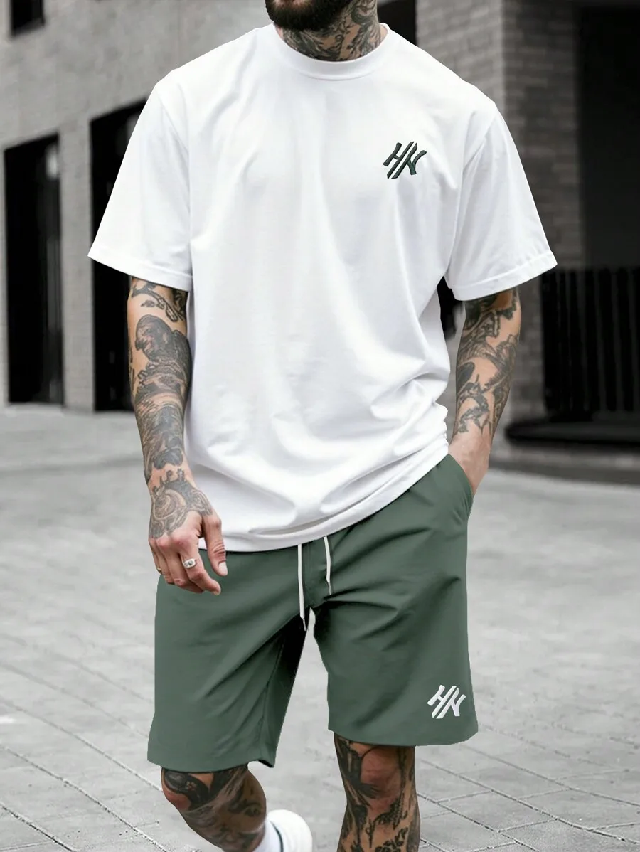 Мужской комплект: белая футболка с круглым вырезом и оливково-зеленые шорты - минималистичный дизайн с логотипом
Мужской комплект: белая футболка с круглым вырезом и оливково-зеленые шорты - минималистичный дизайн с логотипом