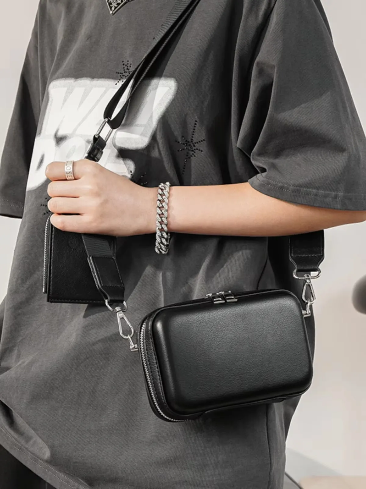 Модная мужская сумка, квадратные сумки, коробка, роскошные кожаные брендовые сумки, сумки через плечо, простая сумка с небольшим кошельком 
Модная мужская сумка, квадратные сумки, коробка, роскошные кожаные брендовые сумки, сумки через плечо, простая сумка с небольшим кошельком