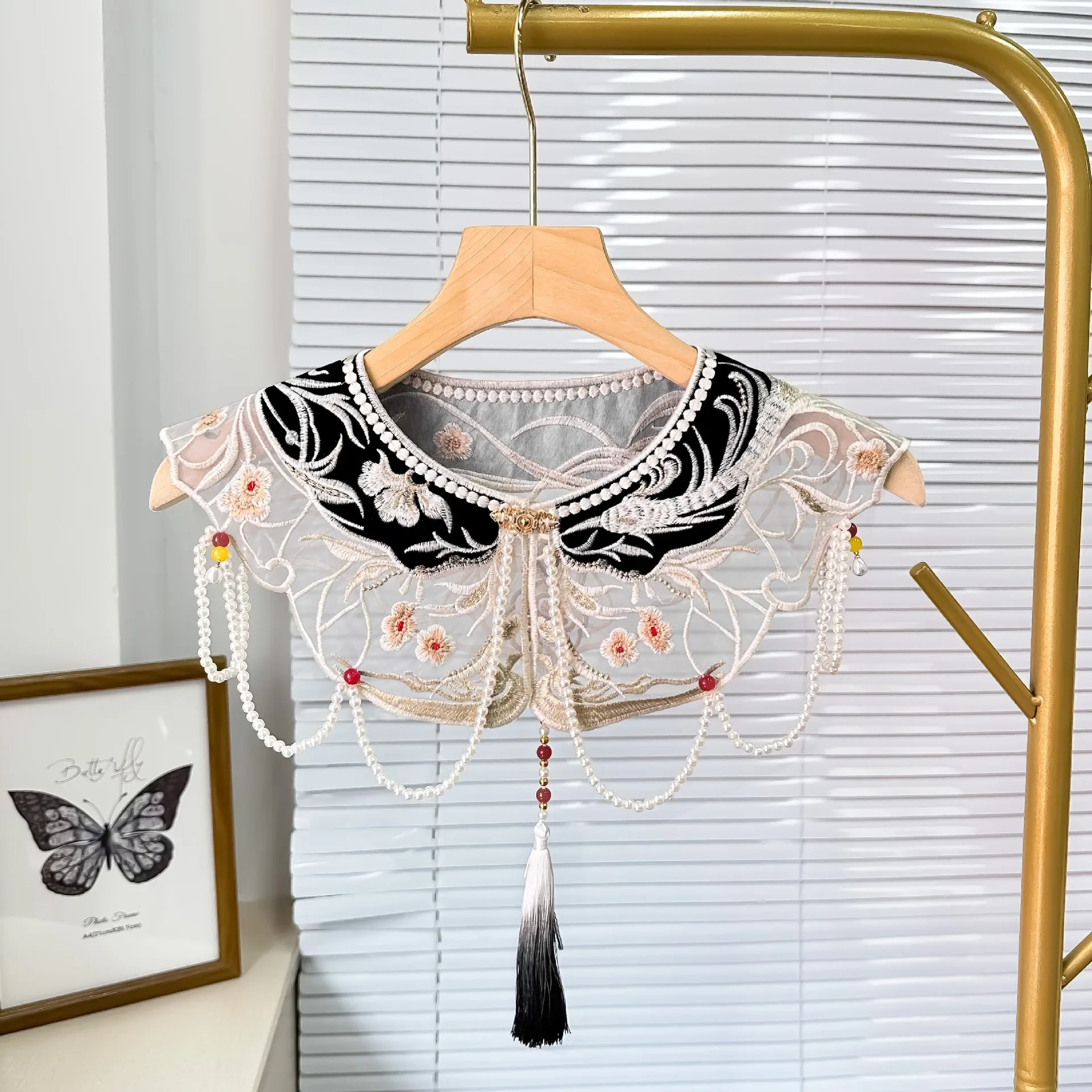 Ханфу сказочный воротник с имитацией жемчуга и кисточкой с цветочной вышивкой, накладной воротник, съемные традиционные китайские аксессуары ханьфу
Ханфу сказочный воротник с имитацией жемчуга и кисточкой с цветочной вышивкой, накладной воротник, съемные традиционные китайские аксессуары ханьфу