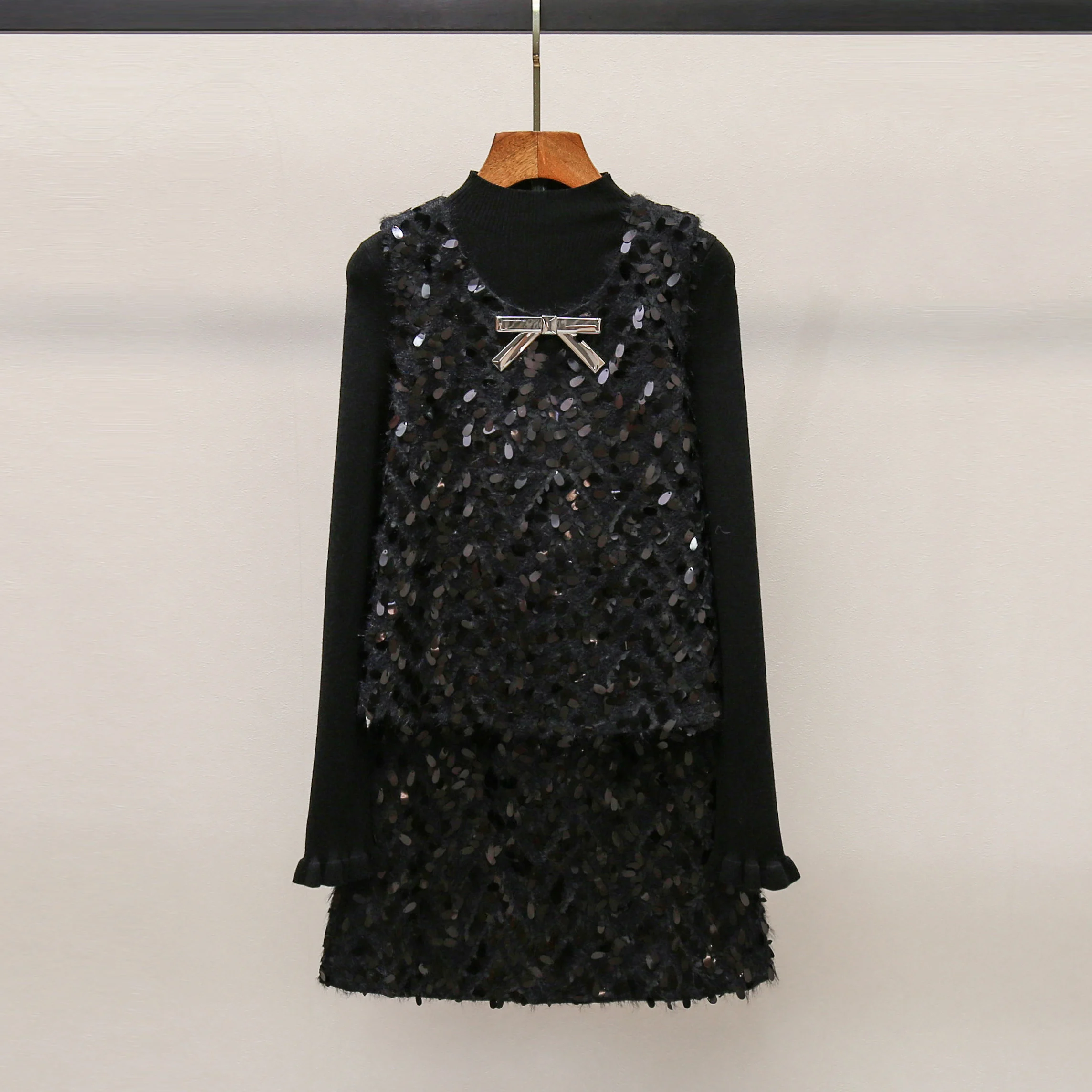 Shiny Sequin Knitted Vest And Short Skirt Set with Bowtie Elegant Style Autumn Winter Fashion Women's Three-piece Suit
Shiny Sequin Knitted Vest And Short Skirt Set with Bowtie Elegant Style Autumn Winter Fashion Women's Three-piece Suit