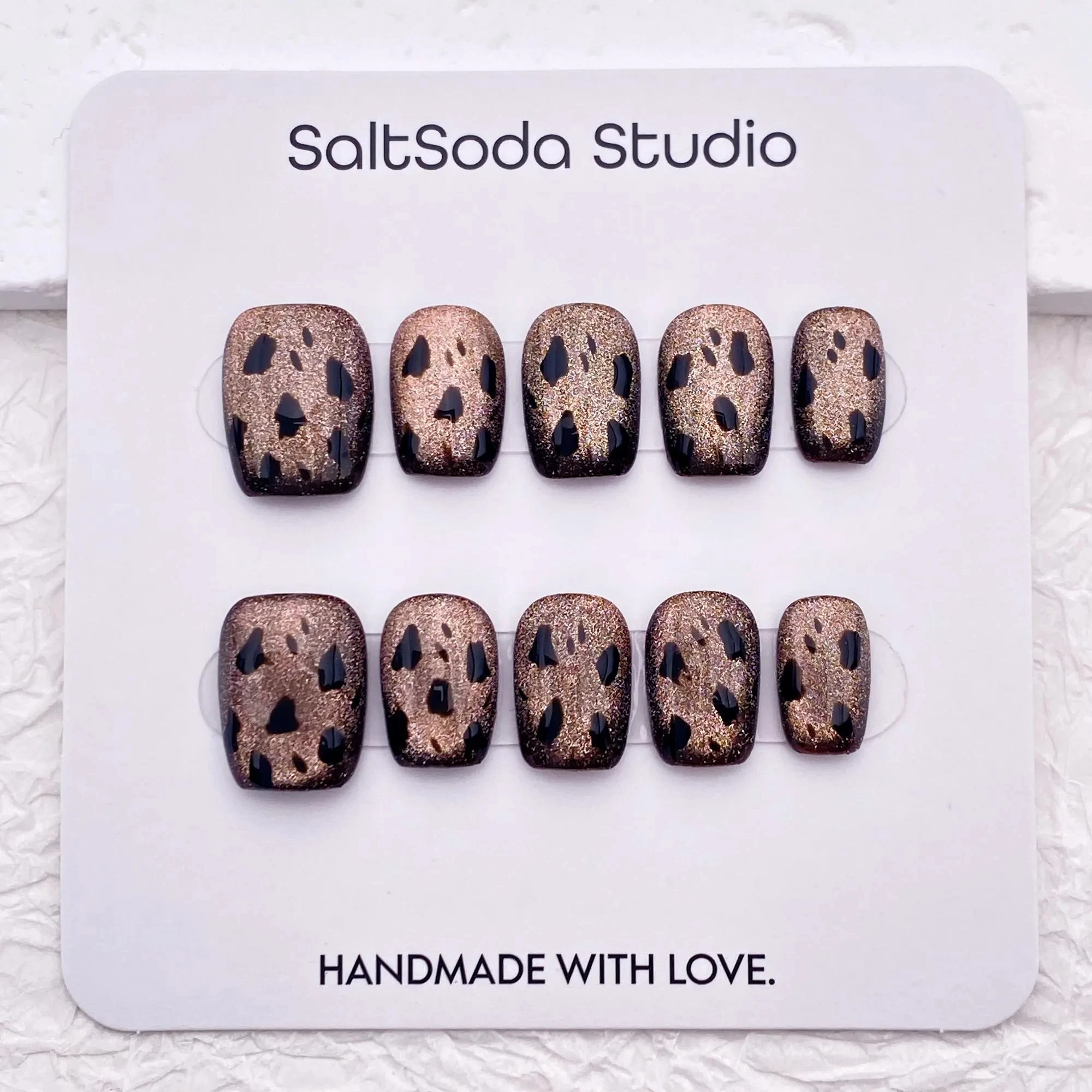 Brown leopard print cat's eye nail art, cute short nail art, fashionable and cool party nail art, reusable high-quality nail art
Brown leopard print cat's eye nail art, cute short nail art, fashionable and cool party nail art, reusable high-quality nail art