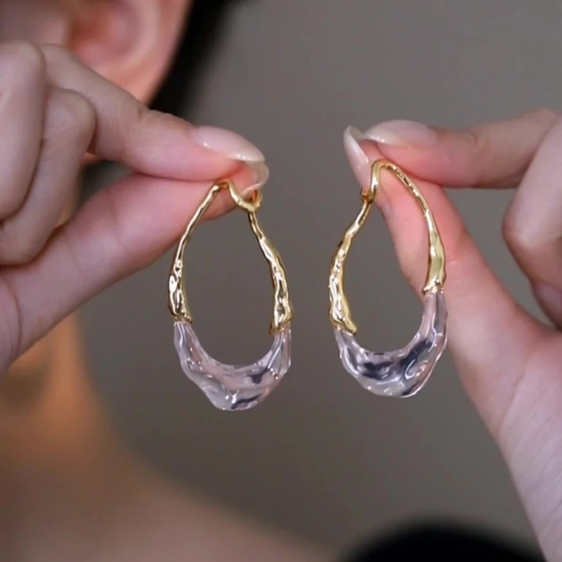 Clouds and fog are white, exaggerated design sense, distorted irregular geometric water drop shape, stud earrings
Clouds and fog are white, exaggerated design sense, distorted irregular geometric water drop shape, stud earrings