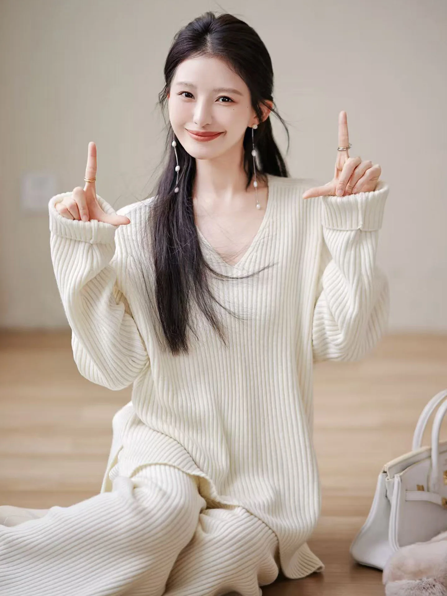 Свободный вязаный комплект с V-образным вырезом, чисто белый, новый цвет, 100% шерсть, с вертикальными полосами, женский, модный, простой, с длинными рукавами
Свободный вязаный комплект с V-образным вырезом, чисто белый, новый цвет, 100% шерсть, с вертикальными полосами, женский, модный, простой, с длинными рукавами