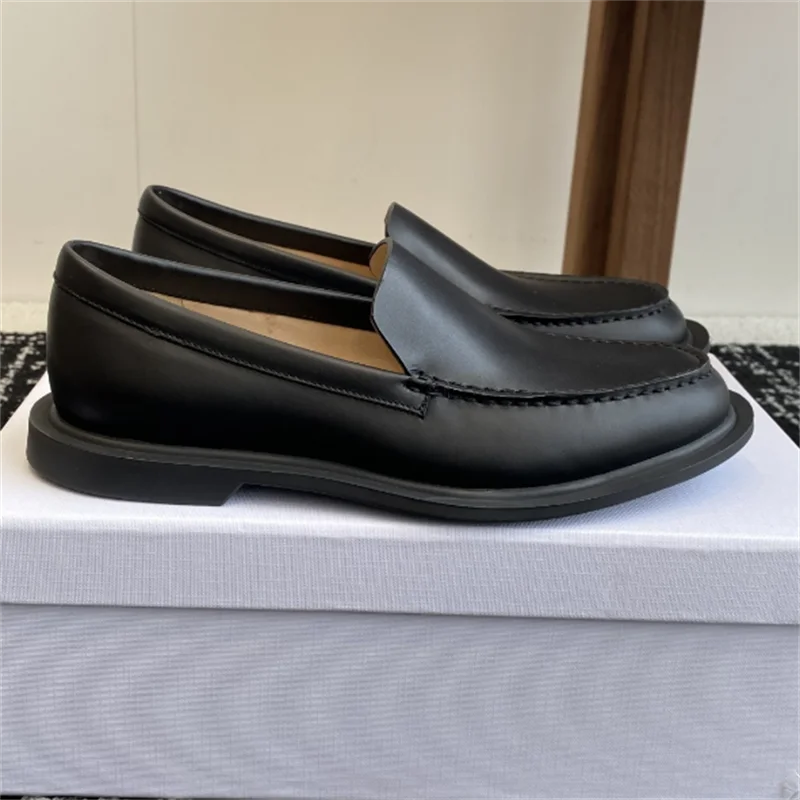 Новые лоферы с плоской подошвой имеют идеальный минималистский стиль и изысканное мастерство. Они изготовлены из гладкой телячьей кожи.
Новые лоферы с плоской подошвой имеют идеальный минималистский стиль и изысканное мастерство. Они изготовлены из гладкой телячьей кожи.