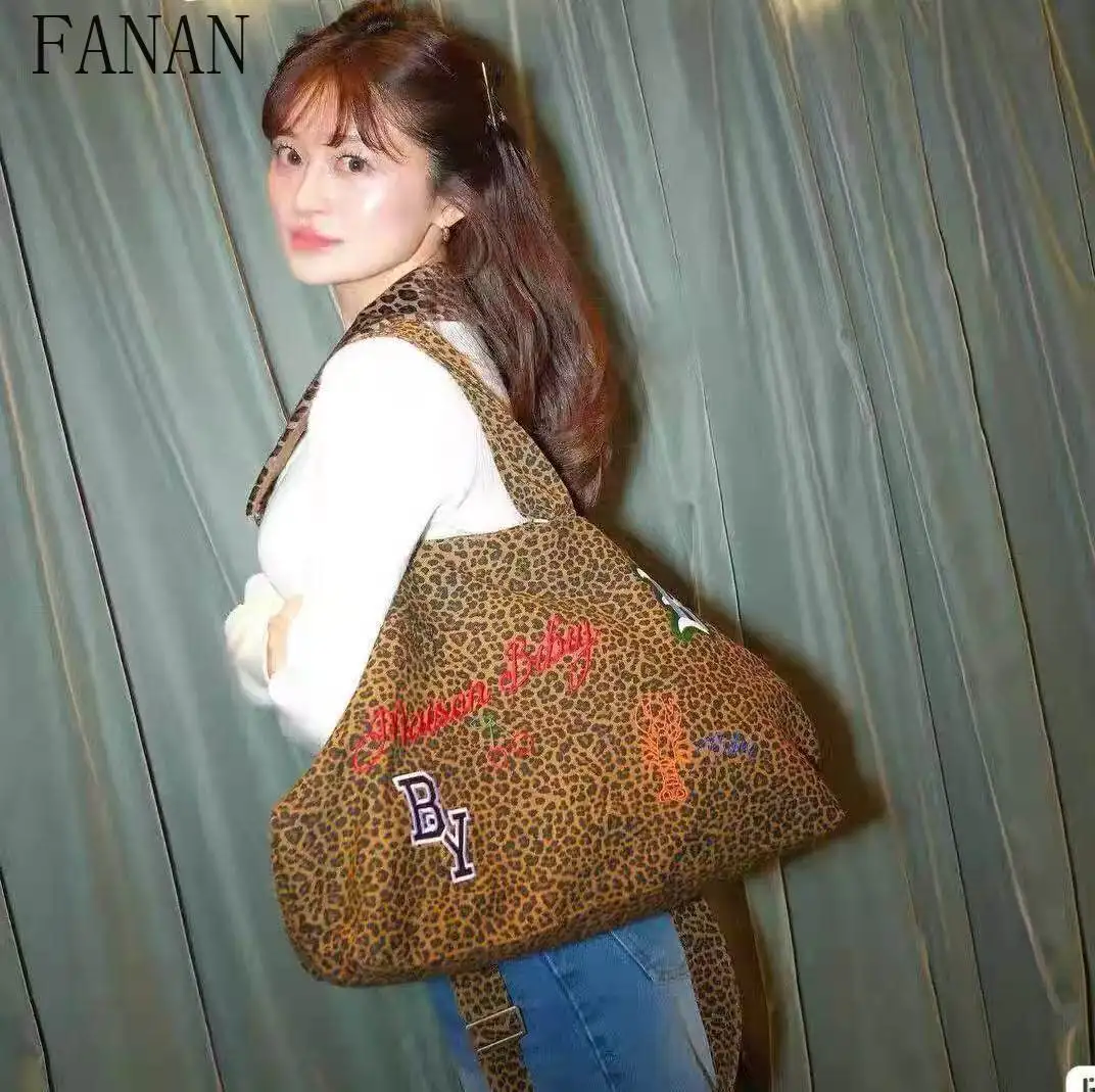Ladies Tote Bag Digital Leopard Print Patch Embroider Fashion Casual Handbag 2026 New Autumn Large Capacity Handbags Women
Ladies Tote Bag Digital Leopard Print Patch Embroider Fashion Casual Handbag 2026 New Autumn Large Capacity Handbags Women