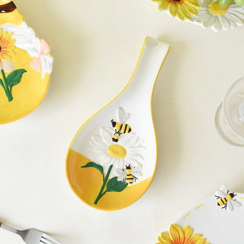 Nordic Ceramic Relief Spoon Ventilated Rice Spoons Rack Dining Table Chopsticks Napkin Ornament Tableware Kitchen Storage Rack
Nordic Ceramic Relief Spoon Ventilated Rice Spoons Rack Dining Table Chopsticks Napkin Ornament Tableware Kitchen Storage Rack