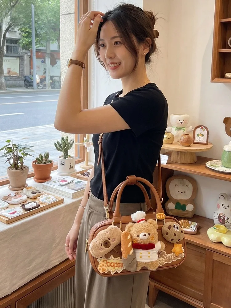 IOIAI Spring New Bear Bread Bakery Original Women's Shoulder Crossbody Handbag Sweet Cool Style Detachable Strap Medium Soft PU
IOIAI Spring New Bear Bread Bakery Original Women's Shoulder Crossbody Handbag Sweet Cool Style Detachable Strap Medium Soft PU