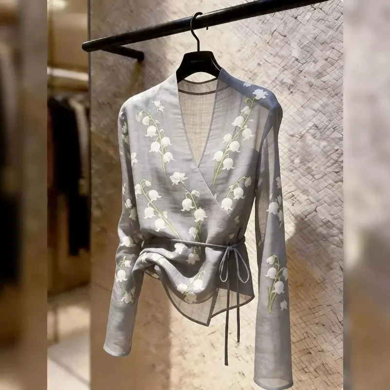good-looking women's shirt tops woman shirts Blouse 2026 summer new V collar French design temperament printed shirt
good-looking women's shirt tops woman shirts Blouse 2026 summer new V collar French design temperament printed shirt