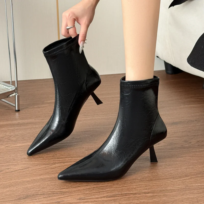 New French-style elegant women's boots, versatile and vintage Black pointed-toe autumn and winter high-heeled ankle boots with
New French-style elegant women's boots, versatile and vintage Black pointed-toe autumn and winter high-heeled ankle boots with