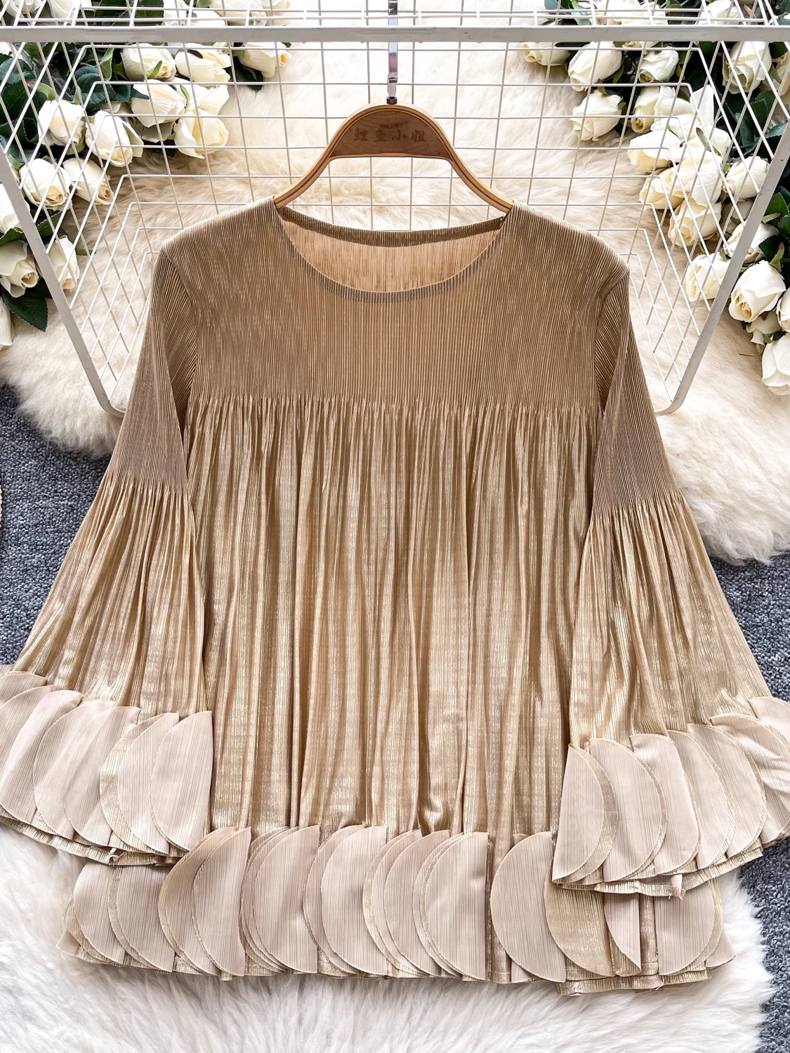 Fashion Top for Women Autumn 2025 Niche Design Slimming Three-dimensional Flared Sleeves Pleated T-shirt
Fashion Top for Women Autumn 2025 Niche Design Slimming Three-dimensional Flared Sleeves Pleated T-shirt