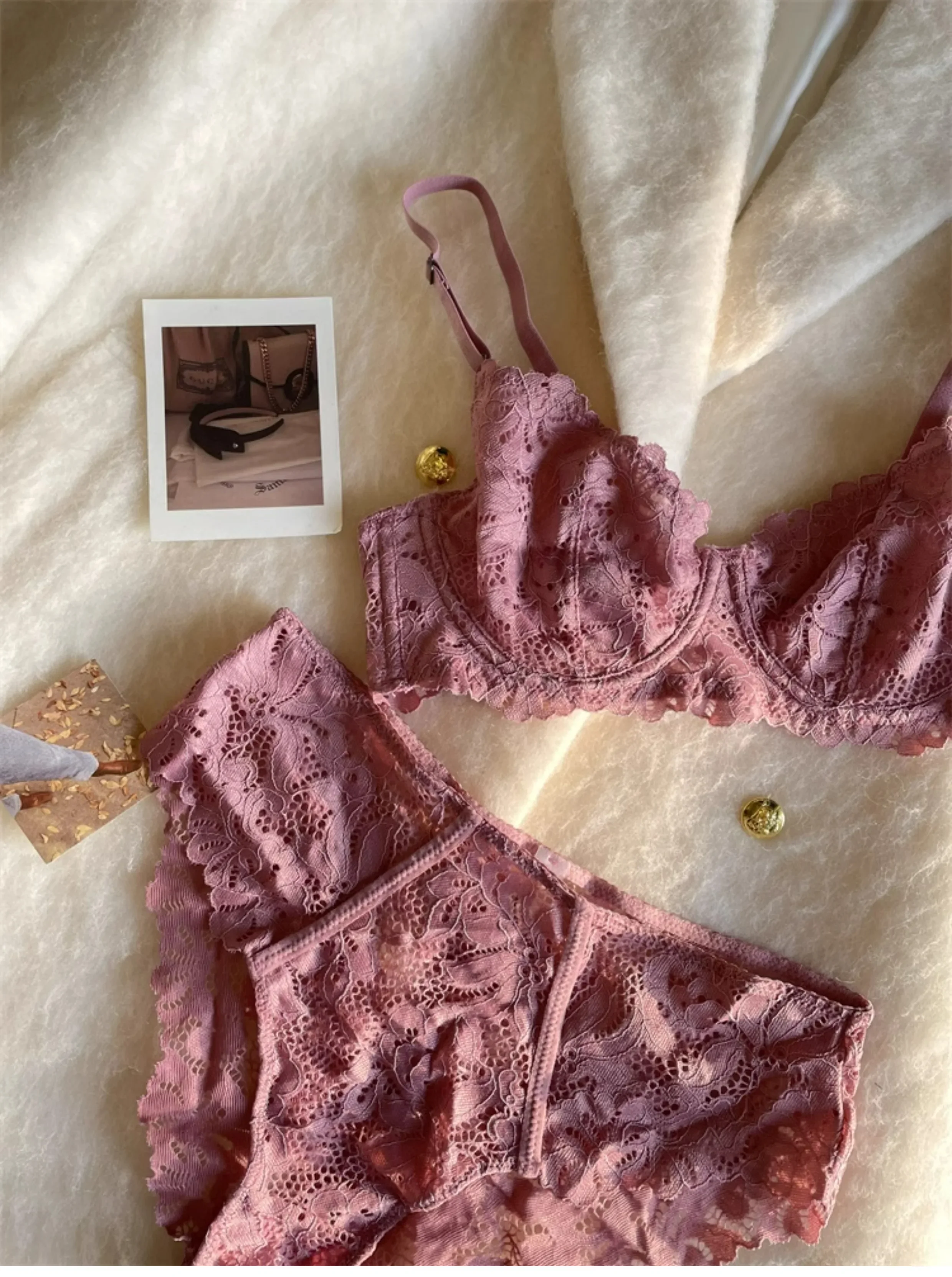 Сексуальный кружевной комплект нижнего белья без подушечек, женский тонкий разрез с большой грудью, маленькое нижнее белье, трусики, костюм, собранный бюстгальтер
Сексуальный кружевной комплект нижнего белья без подушечек, женский тонкий разрез с большой грудью, маленькое нижнее белье, трусики, костюм, собранный бюстгальтер