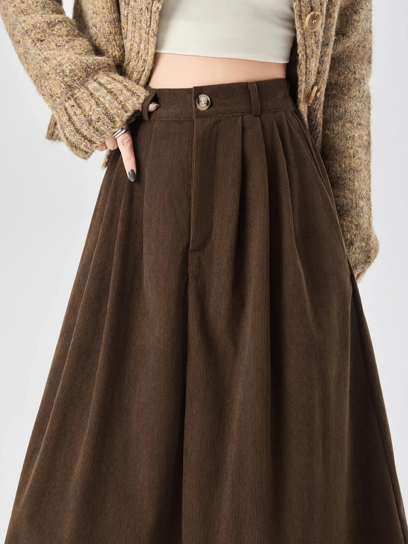 Осень-зима, вельветовые женские длинные юбки-зонтики, новые повседневные свободные юбки трапециевидной формы с высокой талией и одной пуговицей
Осень-зима, вельветовые женские длинные юбки-зонтики, новые повседневные свободные юбки трапециевидной формы с высокой талией и одной пуговицей