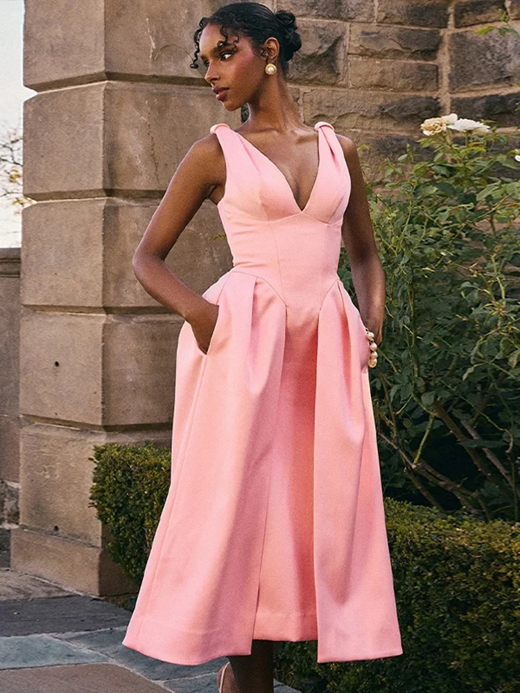 Fashion Pleated V Neck Slim Maxi Dress Women Chic Backless Sleeve Sling High Waist Long Dress 2024 Summer Lady Street Vestidos
Fashion Pleated V Neck Slim Maxi Dress Women Chic Backless Sleeve Sling High Waist Long Dress 2024 Summer Lady Street Vestidos