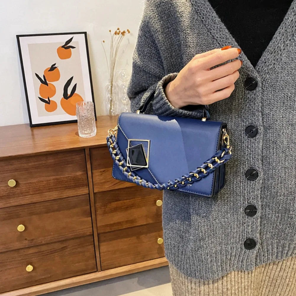 Vintage Shoulder Bag Crossbody for Women Lightweight PU Handbag Unique Geometric Logo Decoration for Daily Commute
Vintage Shoulder Bag Crossbody for Women Lightweight PU Handbag Unique Geometric Logo Decoration for Daily Commute