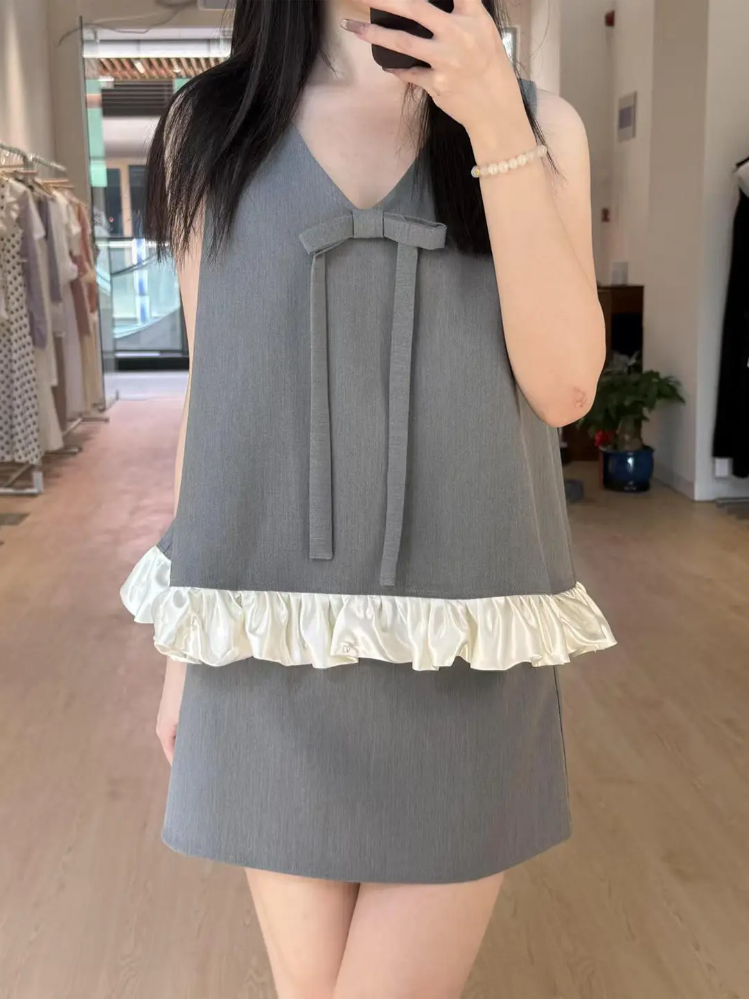Fashionable Grey Lace Vest Women's Set High Waist Short Skirt V-Neck Sleeveless Commute Style Summer Collection Trendy Outfit
Fashionable Grey Lace Vest Women's Set High Waist Short Skirt V-Neck Sleeveless Commute Style Summer Collection Trendy Outfit