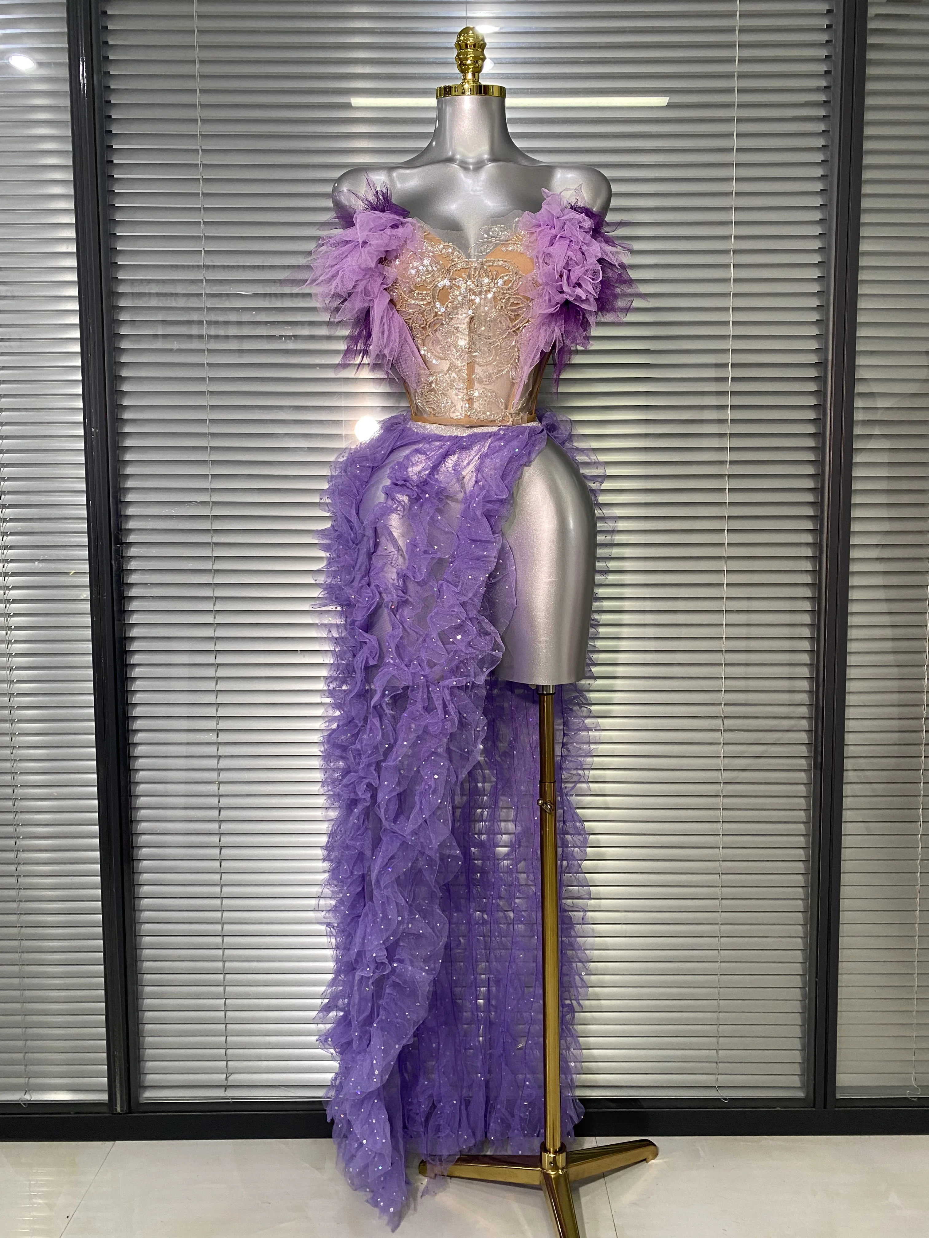 Женское сексуальное блестящее платье с пайетками, высоким разрезом, сетчатое, без бретелек, в пол, для дня рождения, сценическое, для ночных клубов, костюм для выступлений
Женское сексуальное блестящее платье с пайетками, высоким разрезом, сетчатое, без бретелек, в пол, для дня рождения, сценическое, для ночных клубов, костюм для выступлений