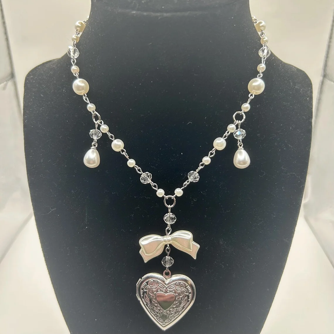 Simple pearl silver Coquette heart-shaped small box pearl necklace, Y2K aesthetic jewelry, fairy core, Kawasaki gift
Simple pearl silver Coquette heart-shaped small box pearl necklace, Y2K aesthetic jewelry, fairy core, Kawasaki gift