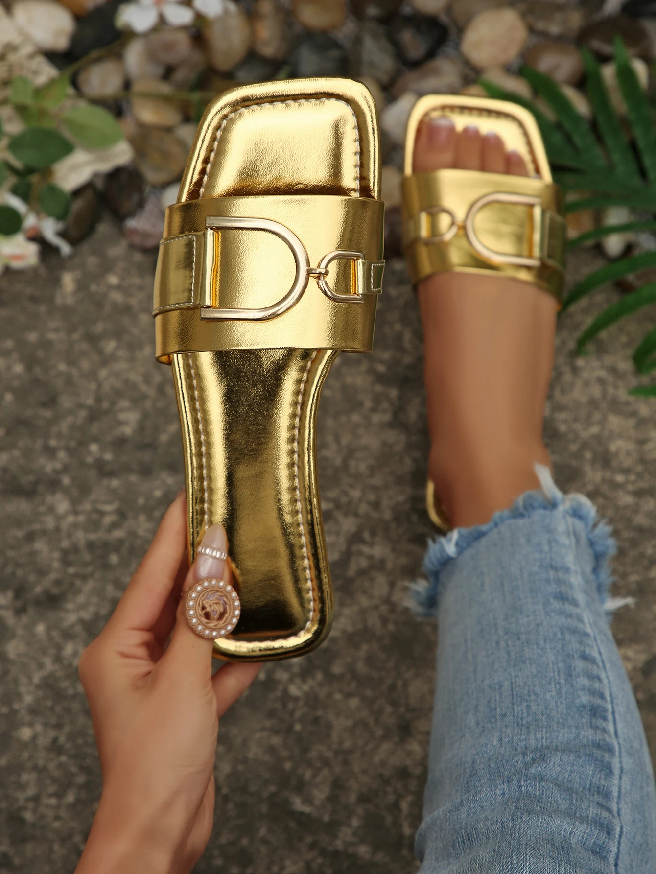 New Fashionable Summer Sandals for Women, Slip-On Slippers, Party Birthday Gift, Solid Color Outdoor Casual Shoes, Simple and Elegant Flat Beach Slippers, Easy to Match, Comfortable for All-Day Wear at Home and Outdoors
New Fashionable Summer Sandals for Women, Slip-On Slippers, Party Birthday Gift, Solid Color Outdoor Casual Shoes, Simple and Elegant Flat Beach Slippers, Easy to Match, Comfortable for All-Day Wear at Home and Outdoors