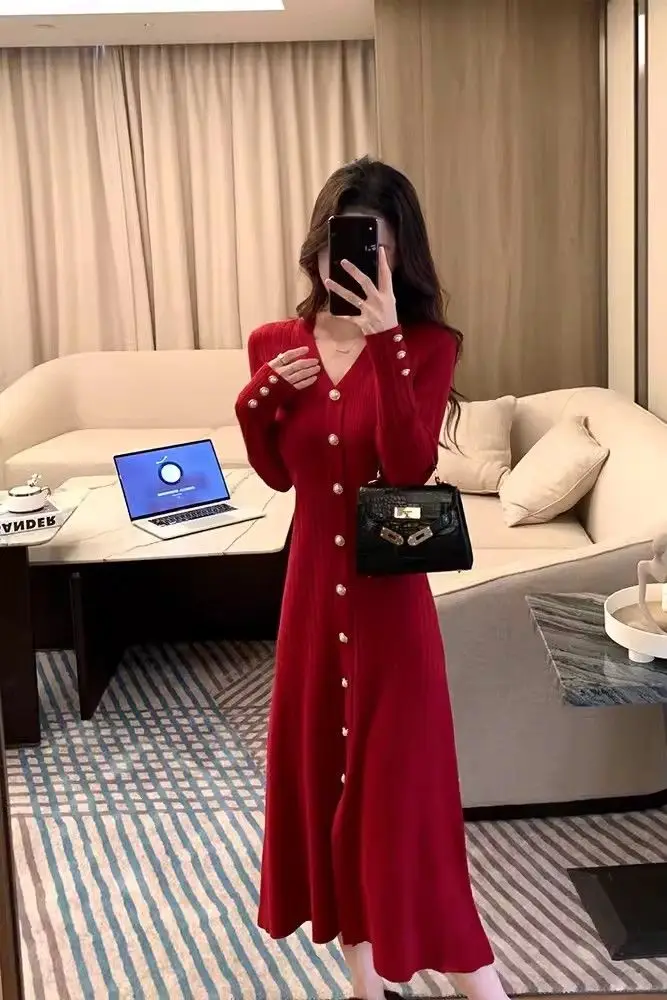 Длинное платье с талией во французском стиле, осень-зима, женское однобортное трикотажное платье с v-образным вырезом и золотыми пуговицами, с рукавами в виде листьев лотоса CQ266
Длинное платье с талией во французском стиле, осень-зима, женское однобортное трикотажное платье с v-образным вырезом и золотыми пуговицами, с рукавами в виде листьев лотоса CQ266