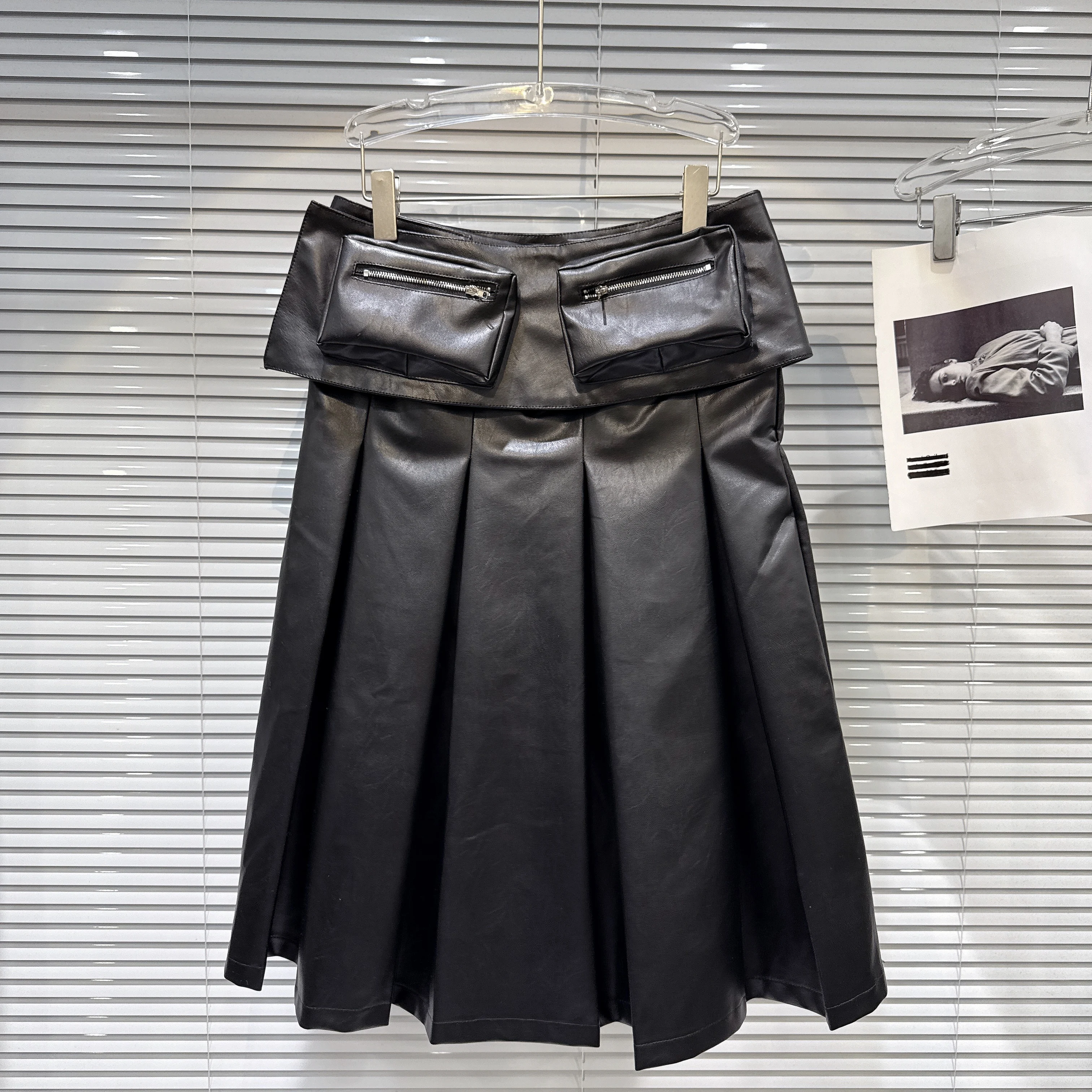 2025 Winter New Fashionable Hot Girl Pocket Waist Belt Accessory PU Leather Midi Skirt, A-line Black Pleated Skirts for Ladies
2025 Winter New Fashionable Hot Girl Pocket Waist Belt Accessory PU Leather Midi Skirt, A-line Black Pleated Skirts for Ladies