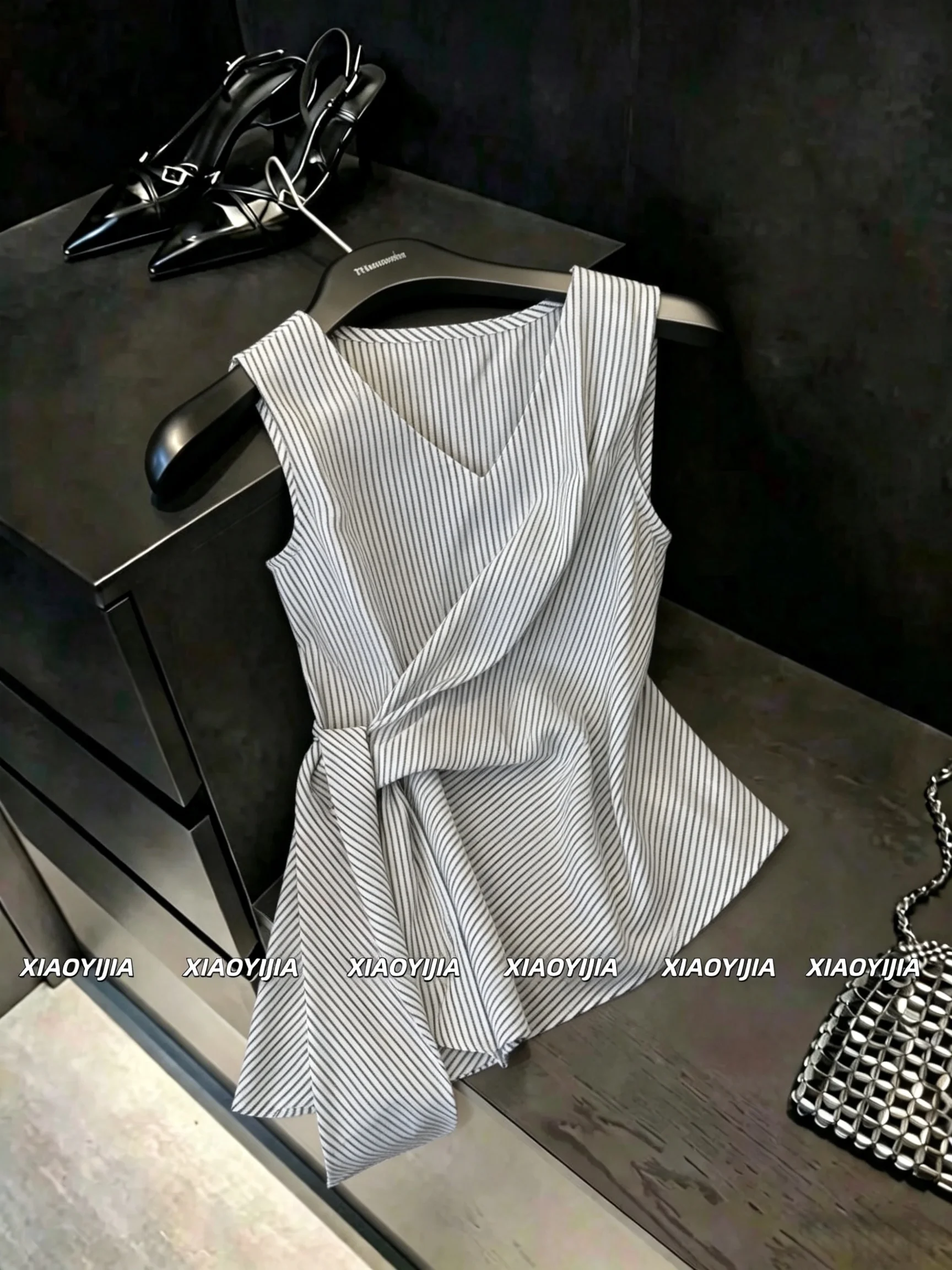 High-End Women's V-Neck Sleeveless Striped Shirt Summer Design Sense Belted Slimming Top Korean Style Loose Fit Cotton Blend
High-End Women's V-Neck Sleeveless Striped Shirt Summer Design Sense Belted Slimming Top Korean Style Loose Fit Cotton Blend