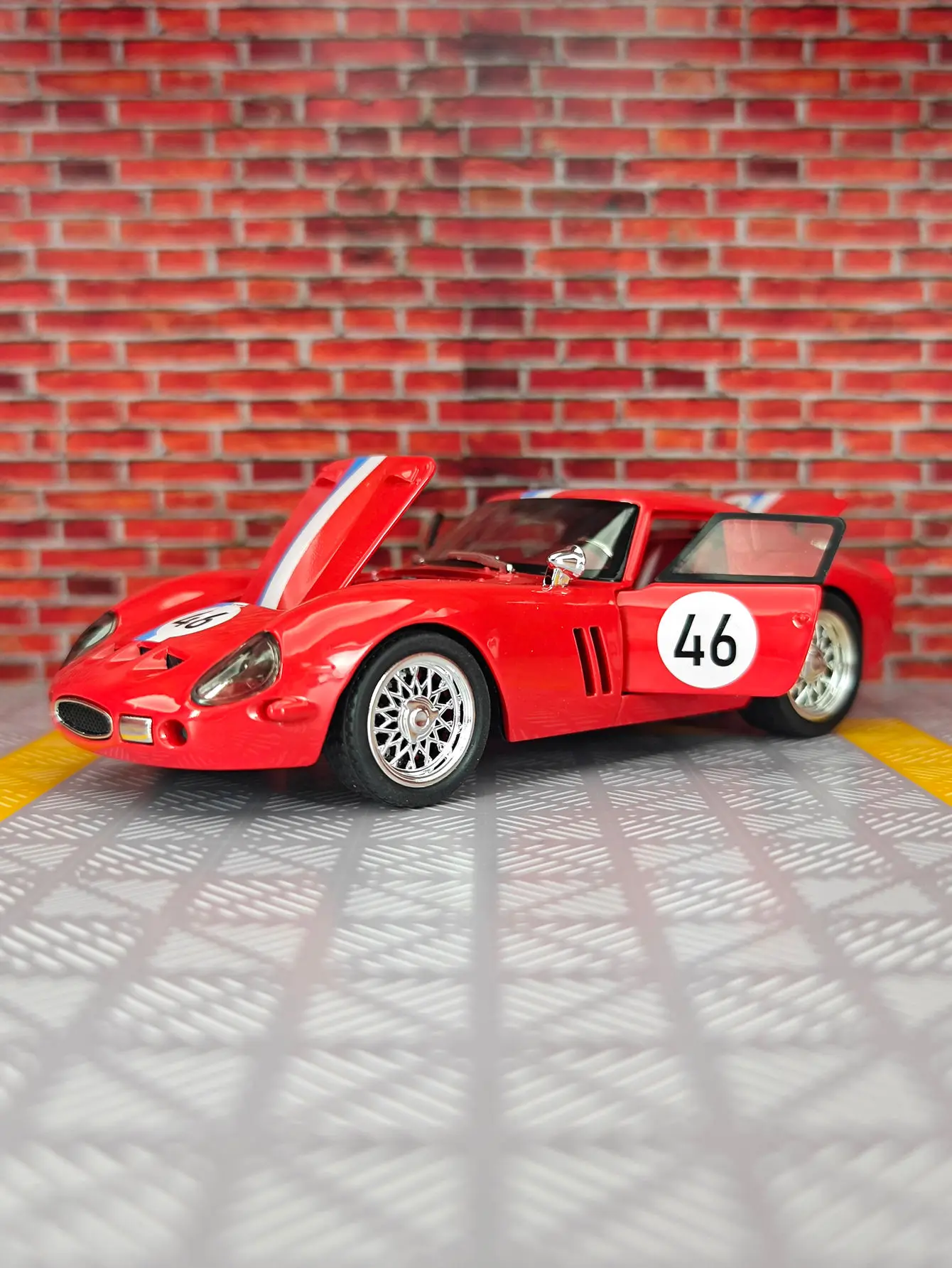 1:32 Simulation Ferrari 250 GTO alloy supercar model, doors and engine hood, trunk can be opened rich in details, finely crafted
1:32 Simulation Ferrari 250 GTO alloy supercar model, doors and engine hood, trunk can be opened rich in details, finely crafted