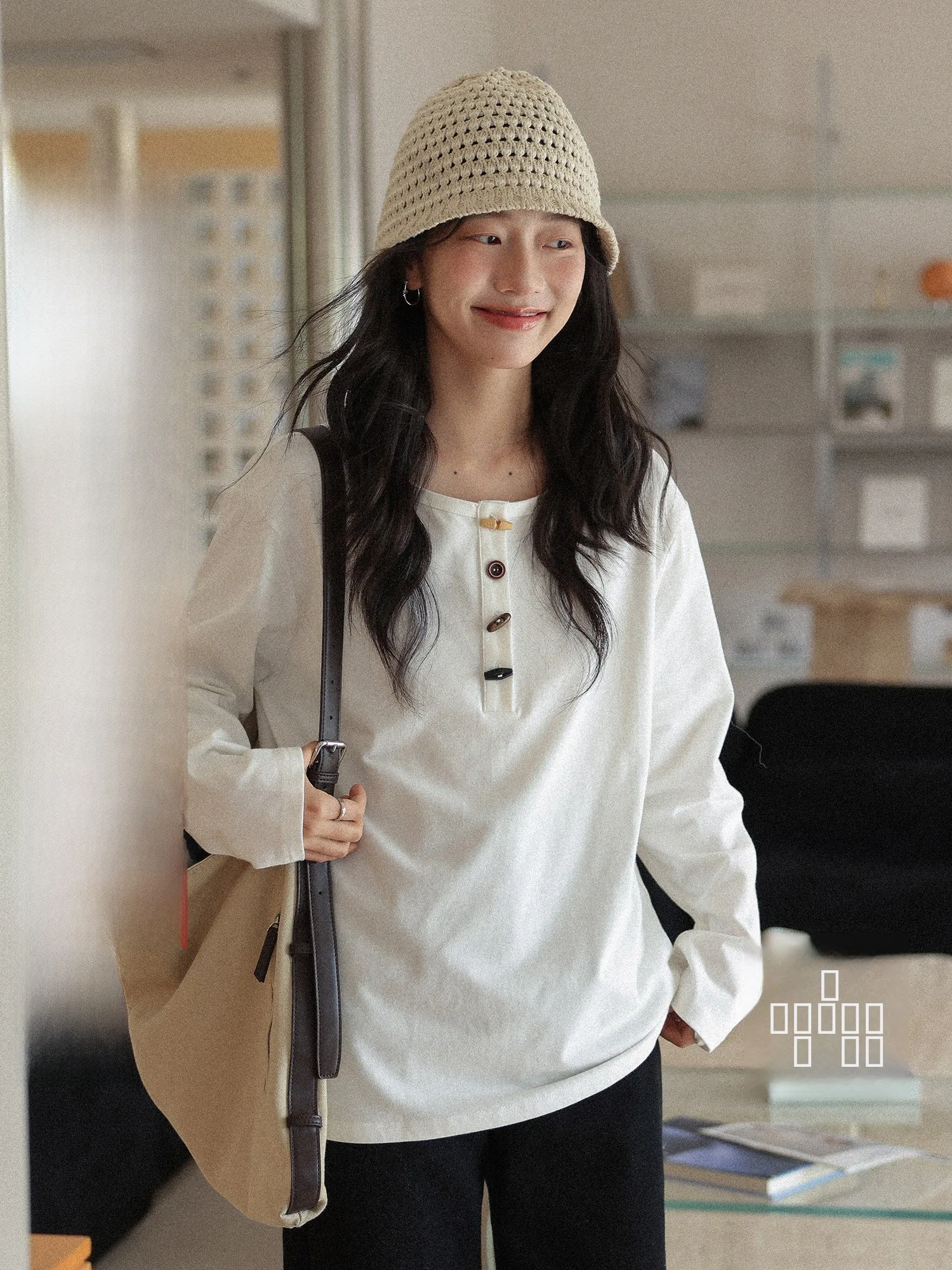 Белая свободная длинная футболка с круглым вырезом, женская, весенняя, новая, стильный дизайн, модный образ, смешанный бренд
Белая свободная длинная футболка с круглым вырезом, женская, весенняя, новая, стильный дизайн, модный образ, смешанный бренд