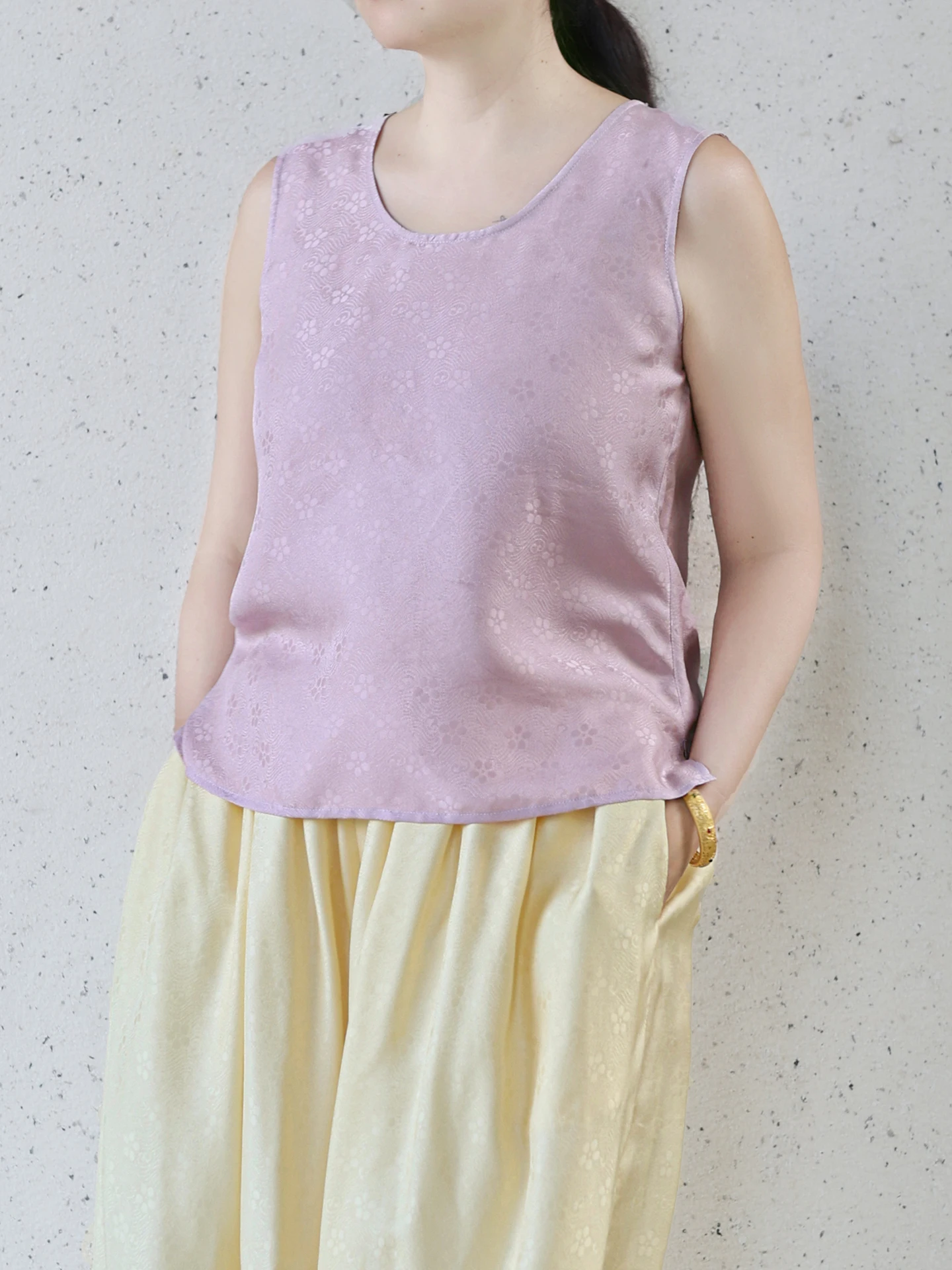 Шелковый повседневный жилет с U-образным вырезом, 100% шелк, с цветочной вышивкой, приталенный, элегантный, весна-лето, новинка, женская модная одежда
Шелковый повседневный жилет с U-образным вырезом, 100% шелк, с цветочной вышивкой, приталенный, элегантный, весна-лето, новинка, женская модная одежда