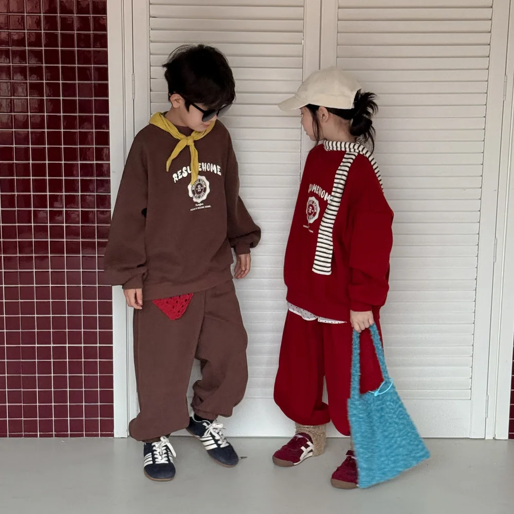 2025 Winter New Children Fleece Sports Suit Letter Print Boys Girls Plus Velvet Thick Casual 2pcs Set Cotton Kids Warm Outfits 
2025 Winter New Children Fleece Sports Suit Letter Print Boys Girls Plus Velvet Thick Casual 2pcs Set Cotton Kids Warm Outfits