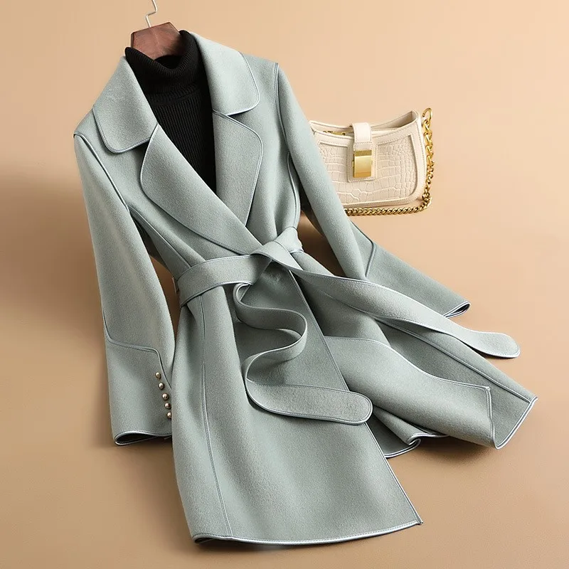 Новое двустороннее шерстяное пальто средней длины для женщин, которое делает их молодее.
Новое двустороннее шерстяное пальто средней длины для женщин, которое делает их молодее.