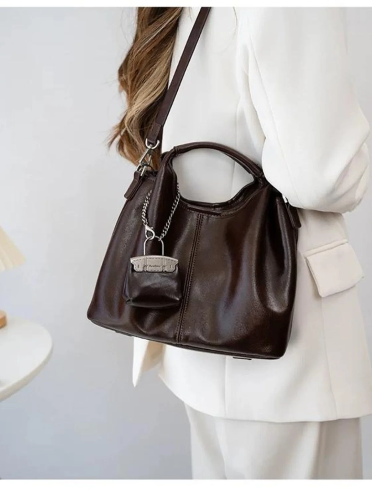 Faionable Soft Leather Buet Bag Women's Underarm Single oulder Crossbody Bag Trendy Handbag Briti Sle Leisure Scene
Faionable Soft Leather Buet Bag Women's Underarm Single oulder Crossbody Bag Trendy Handbag Briti Sle Leisure Scene