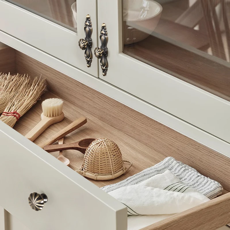 European style handle cabinet door, cabinet drawer, wardrobe door handle, single hole antique copper furniture hardware
European style handle cabinet door, cabinet drawer, wardrobe door handle, single hole antique copper furniture hardware