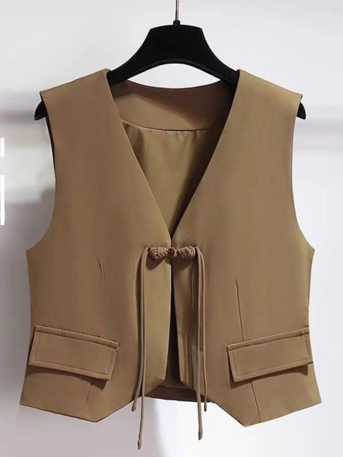 Новая женская укороченная куртка-жилет в китайском стиле 2024 года, с V-образным вырезом, на одной пуговице, в ретро-национальном стиле, с бахромой, для повседневной носки
Новая женская укороченная куртка-жилет в китайском стиле 2024 года, с V-образным вырезом, на одной пуговице, в ретро-национальном стиле, с бахромой, для повседневной носки