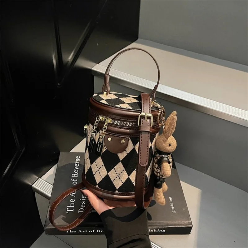 Роскошная женская модная кожаная сумка-тоут, элегантная женская повседневная простая винтажная модная сумка через плечо
Роскошная женская модная кожаная сумка-тоут, элегантная женская повседневная простая винтажная модная сумка через плечо