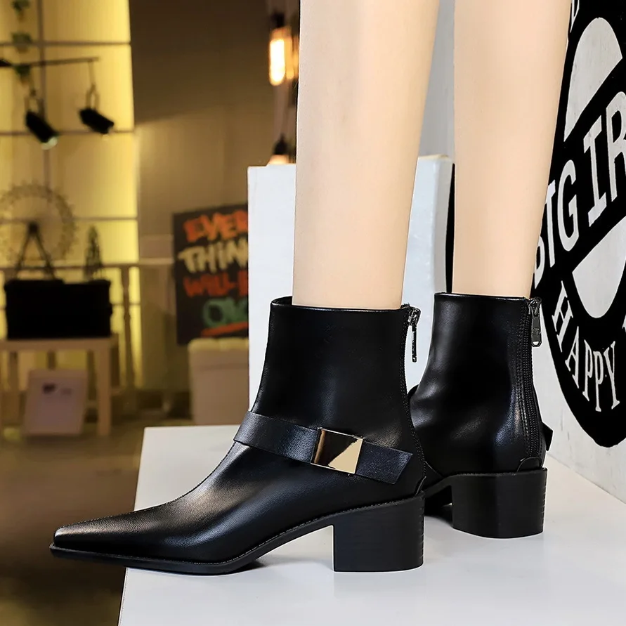 new pattern Ladies Middle Heel Shoes Belt Buckle Metal Decorative Pointed Winter Women's Short Boots Women Pumps
new pattern Ladies Middle Heel Shoes Belt Buckle Metal Decorative Pointed Winter Women's Short Boots Women Pumps
