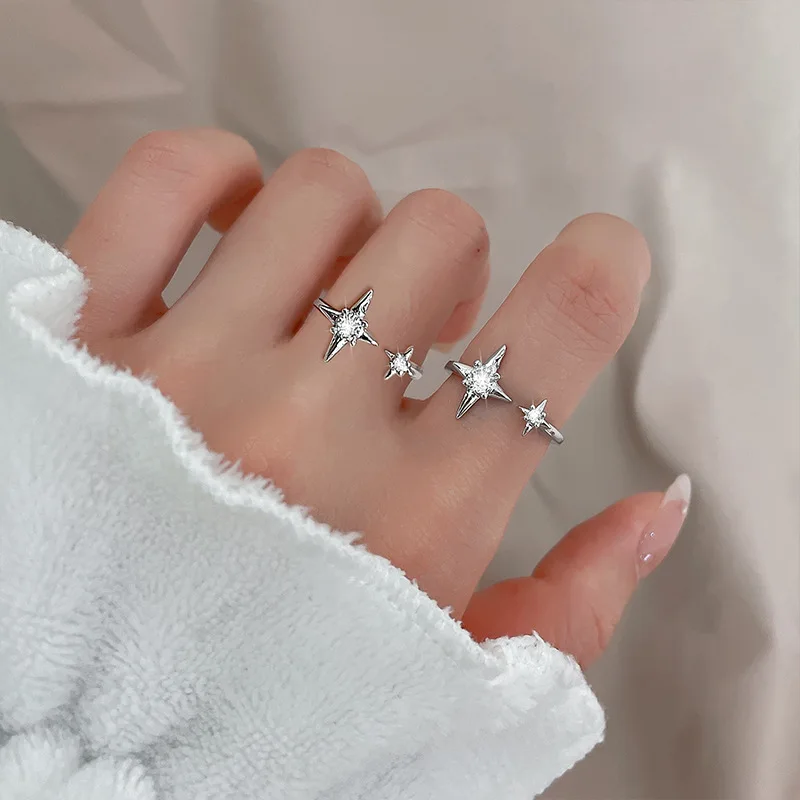 Женское серебряное кольцо PANJBJ с четырьмя конечными звездами из блестящего циркония, высококачественное регулируемое ювелирное изделие с индивидуальным открытием
Женское серебряное кольцо PANJBJ с четырьмя конечными звездами из блестящего циркония, высококачественное регулируемое ювелирное изделие с индивидуальным открытием
