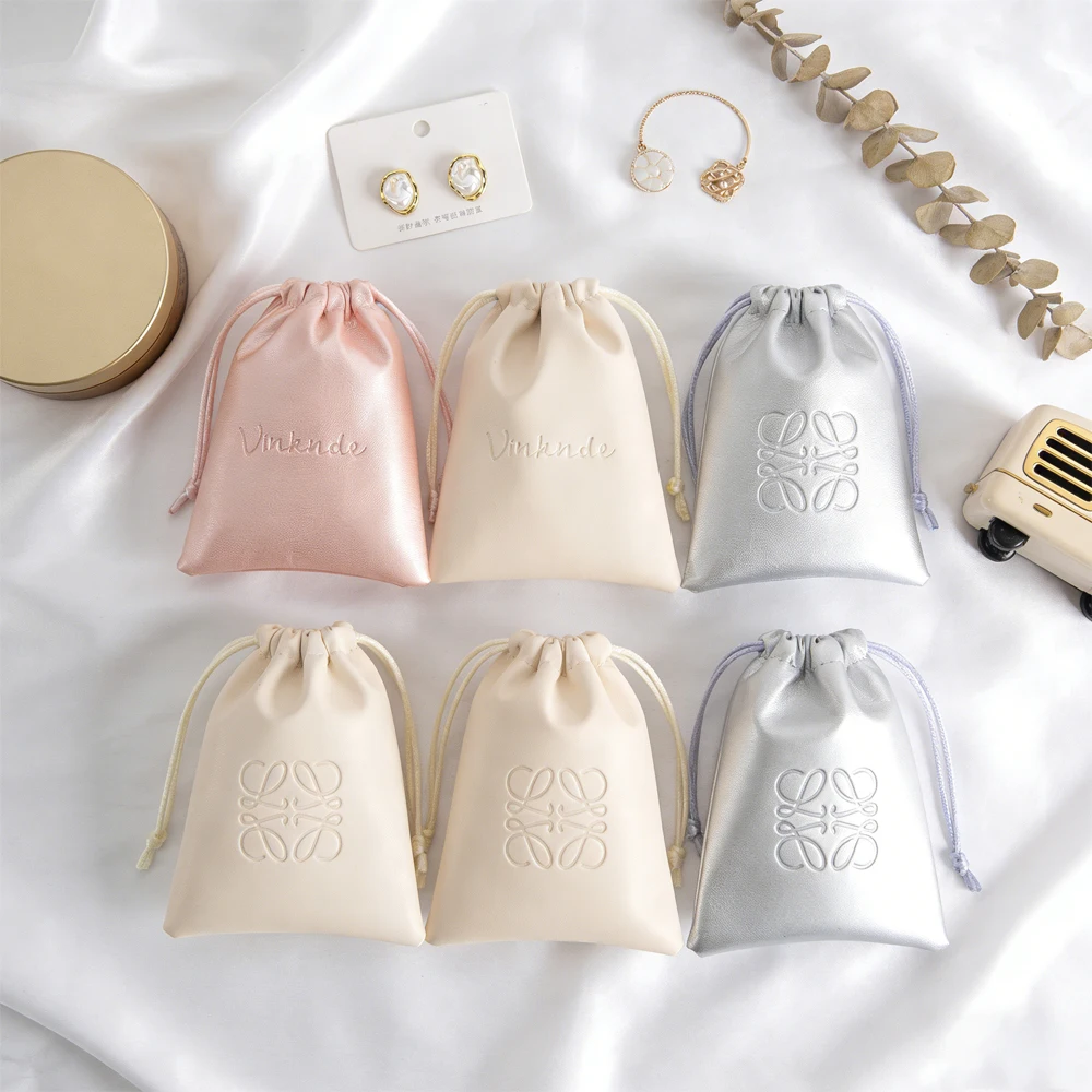 Мешочки для хранения украшений из искусственной кожи с индивидуальным логотипом, 50/100 шт., на шнурке, для серег, браслетов, ожерелий, подарочная упаковка для вечеринок
Мешочки для хранения украшений из искусственной кожи с индивидуальным логотипом, 50/100 шт., на шнурке, для серег, браслетов, ожерелий, подарочная упаковка для вечеринок