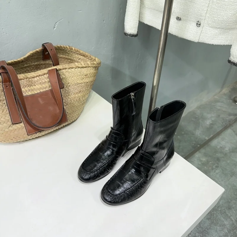 2024 autumn and winter fashionable and comfortable casual short boots, simple pleated low heel comfortable boots for women
2024 autumn and winter fashionable and comfortable casual short boots, simple pleated low heel comfortable boots for women