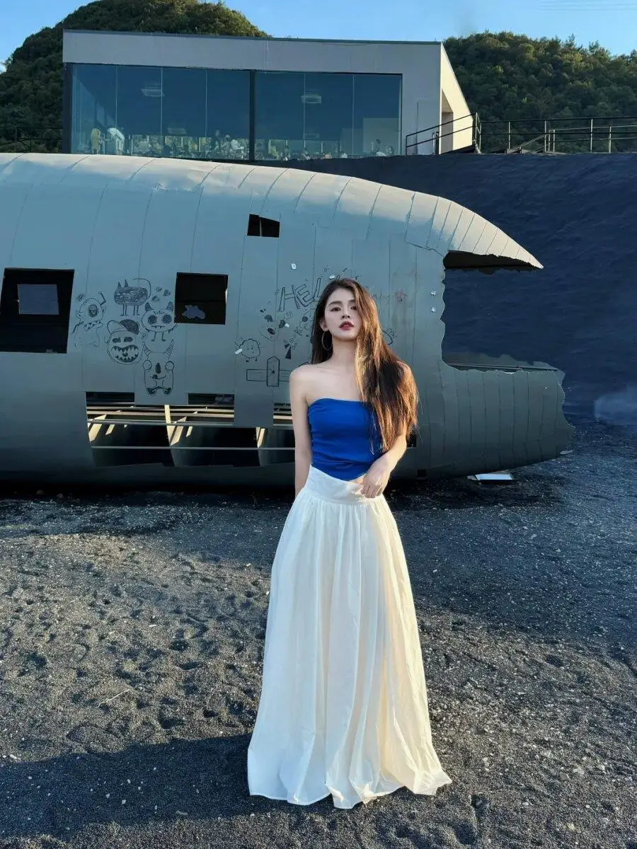 Summer Vacation Style Blue Bandeau Top And Skirt Set Slimming Beachside Photoshoot Waist Cinching High Waist Midi Skirt
Summer Vacation Style Blue Bandeau Top And Skirt Set Slimming Beachside Photoshoot Waist Cinching High Waist Midi Skirt