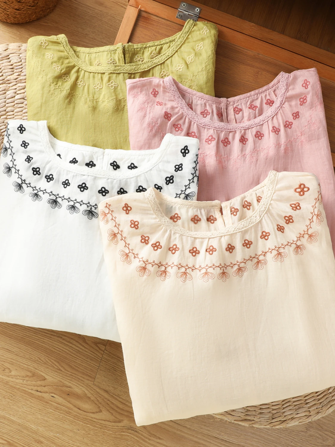 Summer 2025 New Sle Artistic Heavy Embroidery Flax irt Women's Vintage Loose Lantern Sve Overhead Small irt
Summer 2025 New Sle Artistic Heavy Embroidery Flax irt Women's Vintage Loose Lantern Sve Overhead Small irt