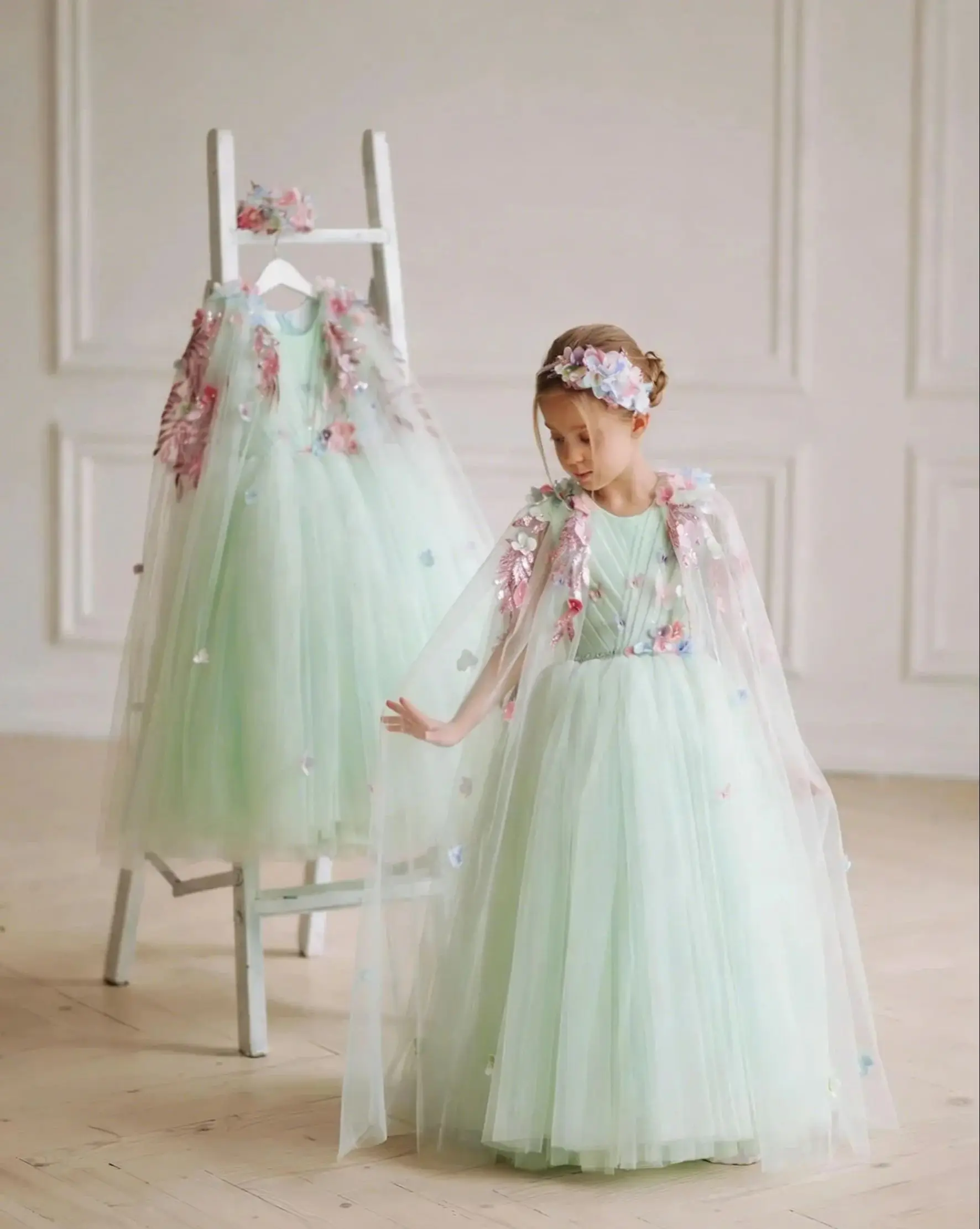 Elegant Flower Girl Dress For Wedding Flowers Appliques With Tulle Cloak Kids Birthday Party First Communion Gown Customized
Elegant Flower Girl Dress For Wedding Flowers Appliques With Tulle Cloak Kids Birthday Party First Communion Gown Customized