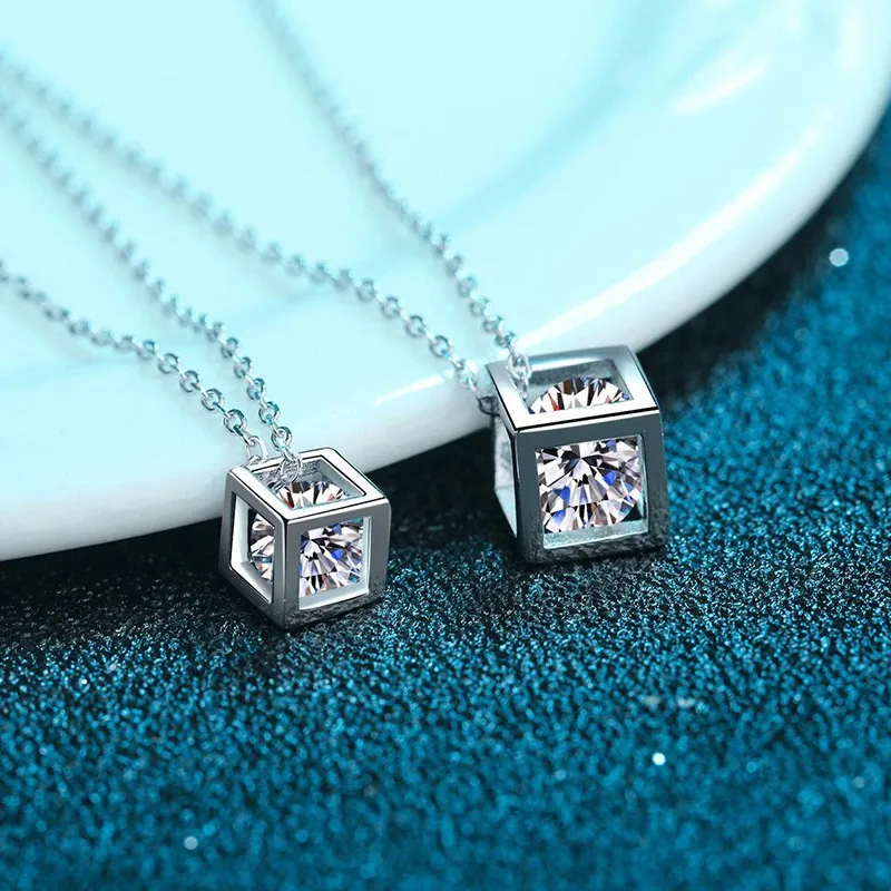 XL092 Lefei Fashion Trendy Luxury Classic 1Ct Moissanite Love Cube Necklace Women Lover Real s925 Sterling Silver Party Jewelry
XL092 Lefei Fashion Trendy Luxury Classic 1Ct Moissanite Love Cube Necklace Women Lover Real s925 Sterling Silver Party Jewelry
